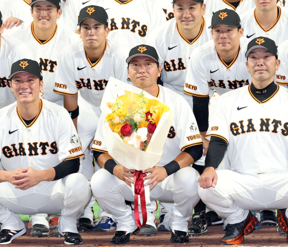 巨人対日本ハム　引退試合後、選手と記念撮影する巨人長野（中央）（撮影・浅見桂子）
