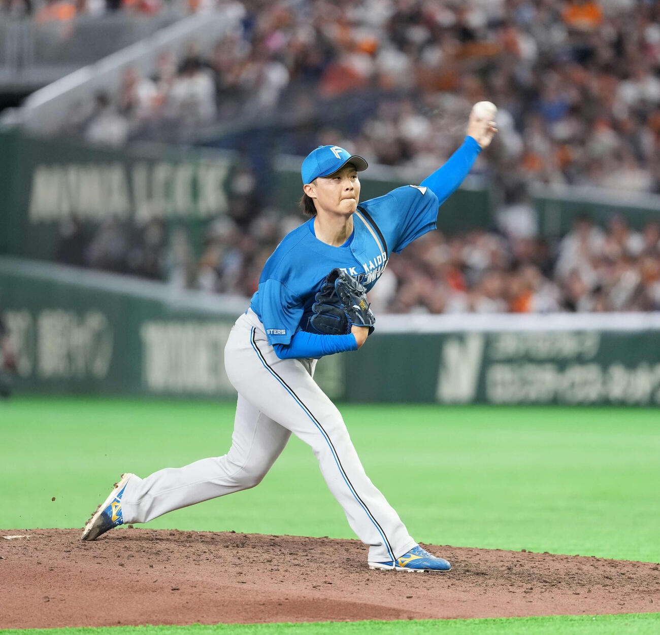 巨人対日本ハム　9回に登板した日本ハム山崎（撮影・井上学）