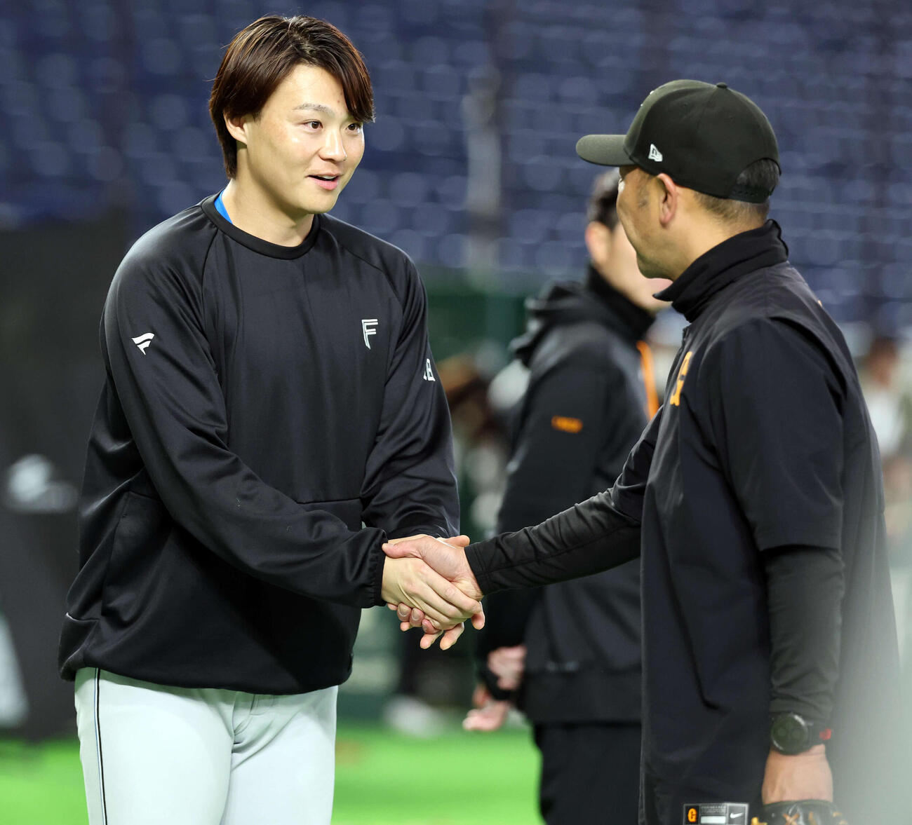 巨人対日本ハム　巨人阿部監督（右）にあいさつする日本ハム山崎（撮影・浅見桂子）