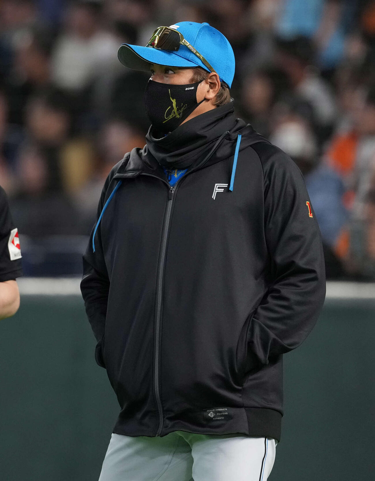 巨人対日本ハム　選手交代を告げる日本ハム新庄監督（撮影・井上学）