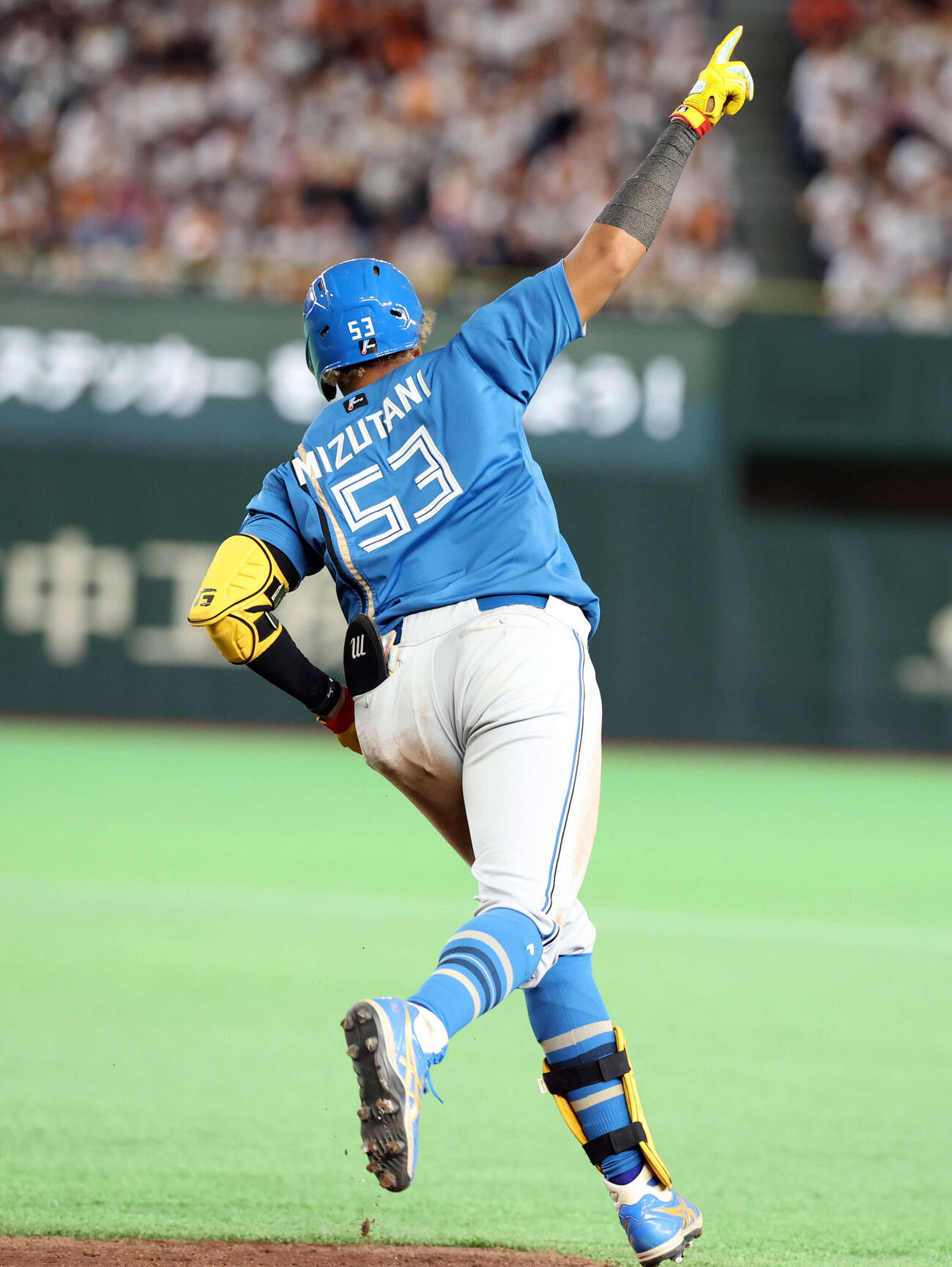 巨人対日本ハム　4回表日本ハム1死満塁、右翼に満塁本塁打を放ち指を突き上げる水谷（撮影・浅見桂子）