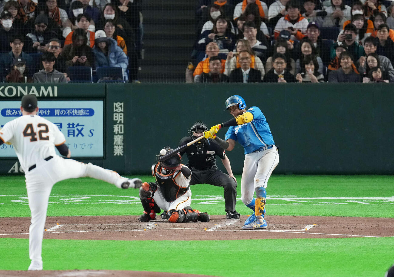 巨人対日本ハム　4回表日本ハム1死満塁、水谷は4点本塁打を放つ。投手はマタ（撮影・増田悦実）