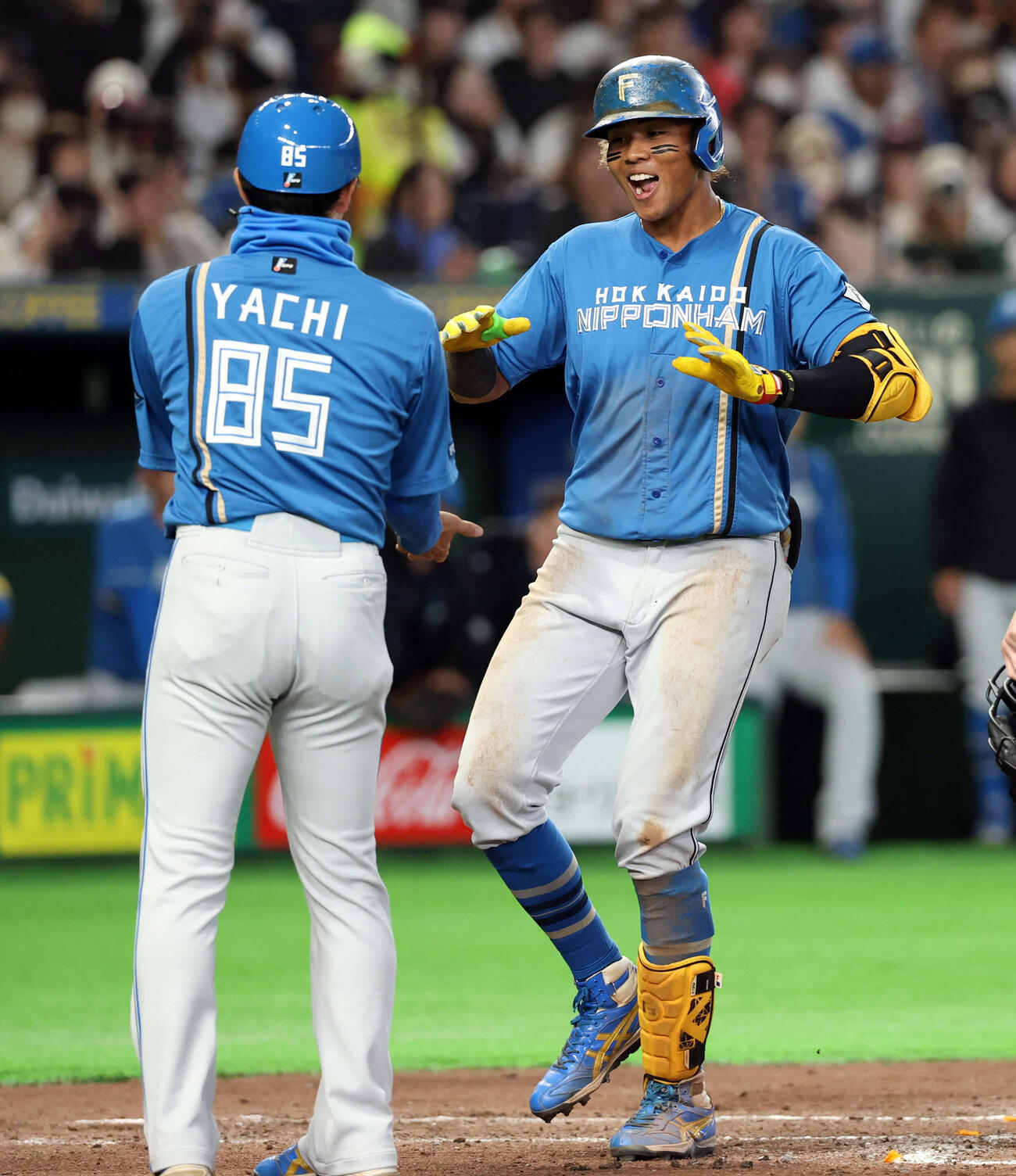 巨人対日本ハム　4回表日本ハム1死満塁、右翼に満塁本塁打を放ち笑顔で生還する水谷（右）（撮影・浅見桂子）