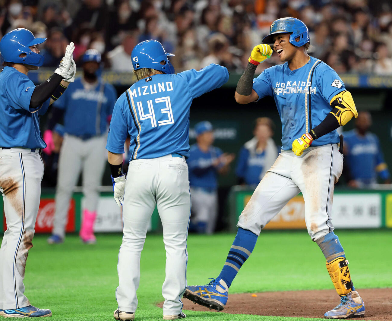 巨人対日本ハム　4回表日本ハム1死満塁、右翼に満塁本塁打を放ち笑顔で生還する水谷（右）（撮影・浅見桂子）