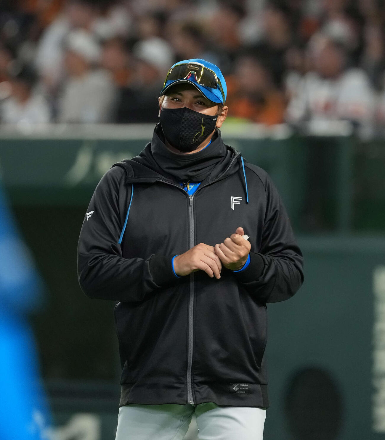 巨人対日本ハム　選手交代を告げる日本ハム新庄監督（撮影・井上学）