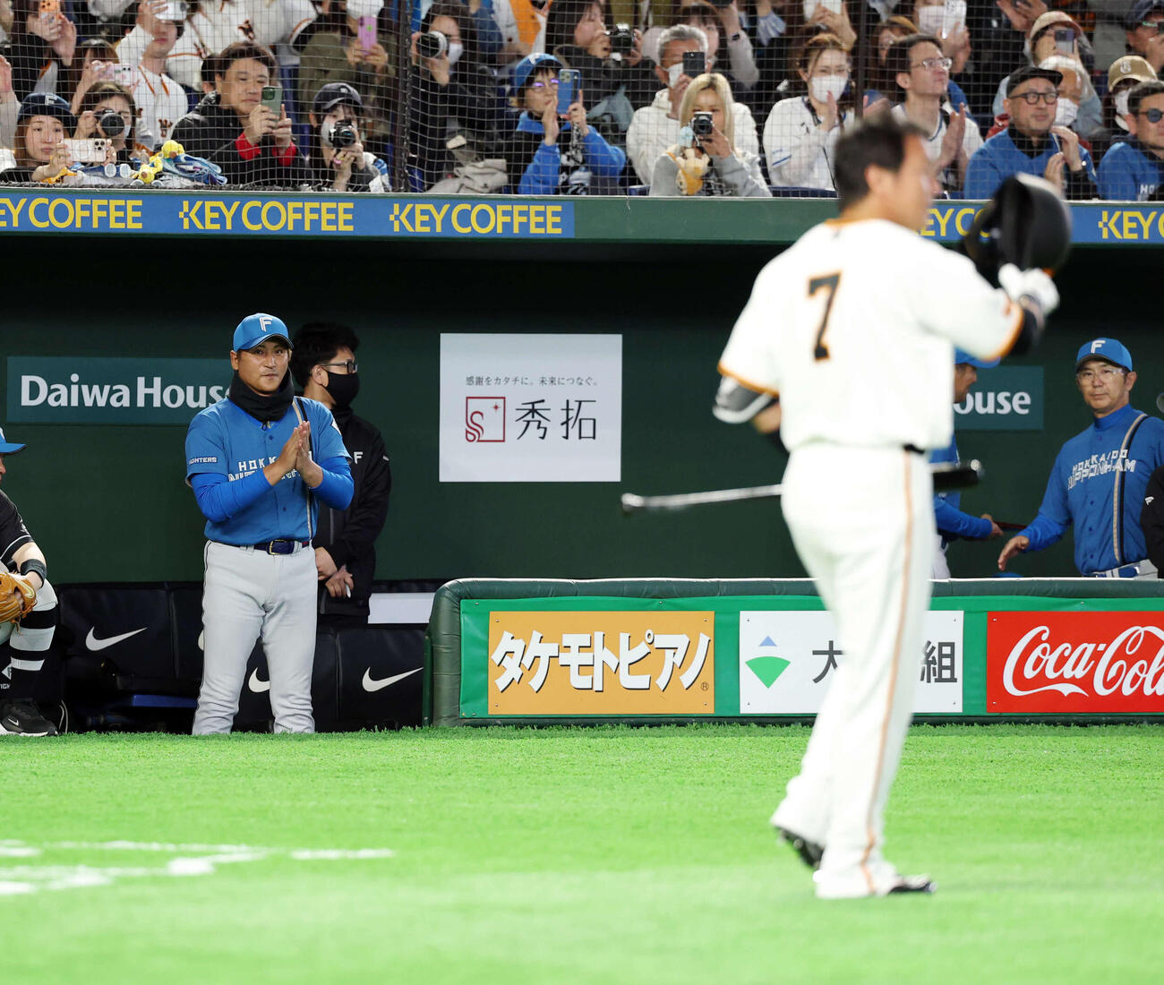 巨人対日本ハム　8回裏巨人2死、代打長野（手前）がコールされると、ジャンパーもマスクも脱ぎ拍手で迎える日本ハム新庄監督（撮影・浅見桂子）
