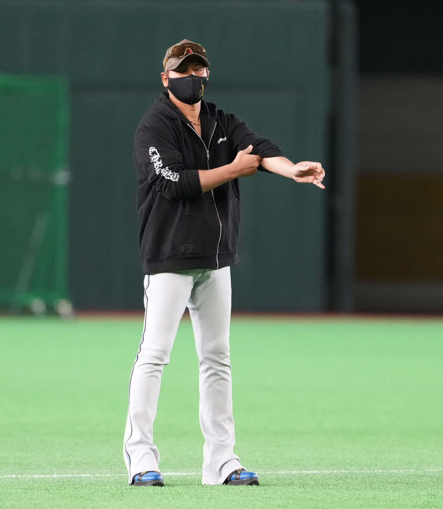 巨人対日本ハム　試合前練習を見つめる日本ハム新庄監督（撮影・井上学