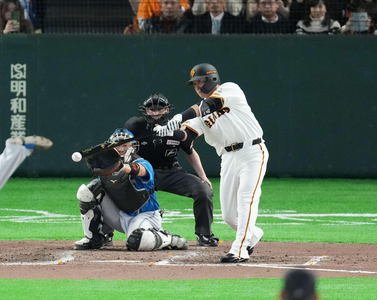 巨人対日本ハム　8回裏巨人2死、長野は安打を放つ（撮影・増田悦実）