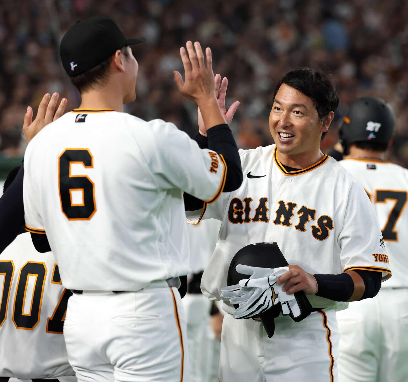 巨人対日本ハム　8回裏巨人2死、長野は中前打を放ち、ベンチで坂本勇と笑顔でハイタッチ（撮影・浅見桂子）