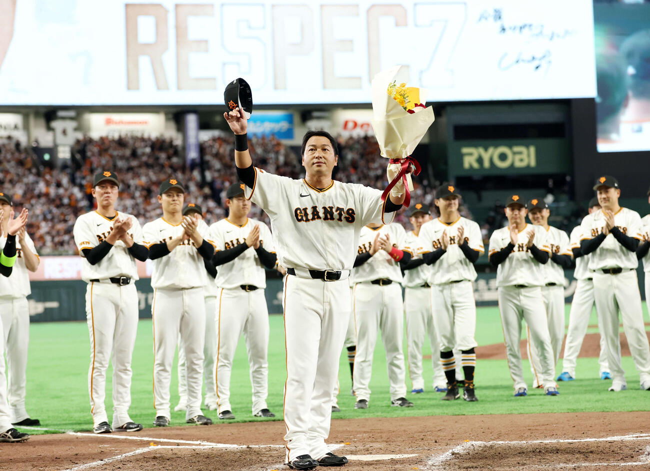 巨人対日本ハム　引退試合後、選手の拍手の中、スタンドにあいさつする巨人長野（撮影・浅見桂子）