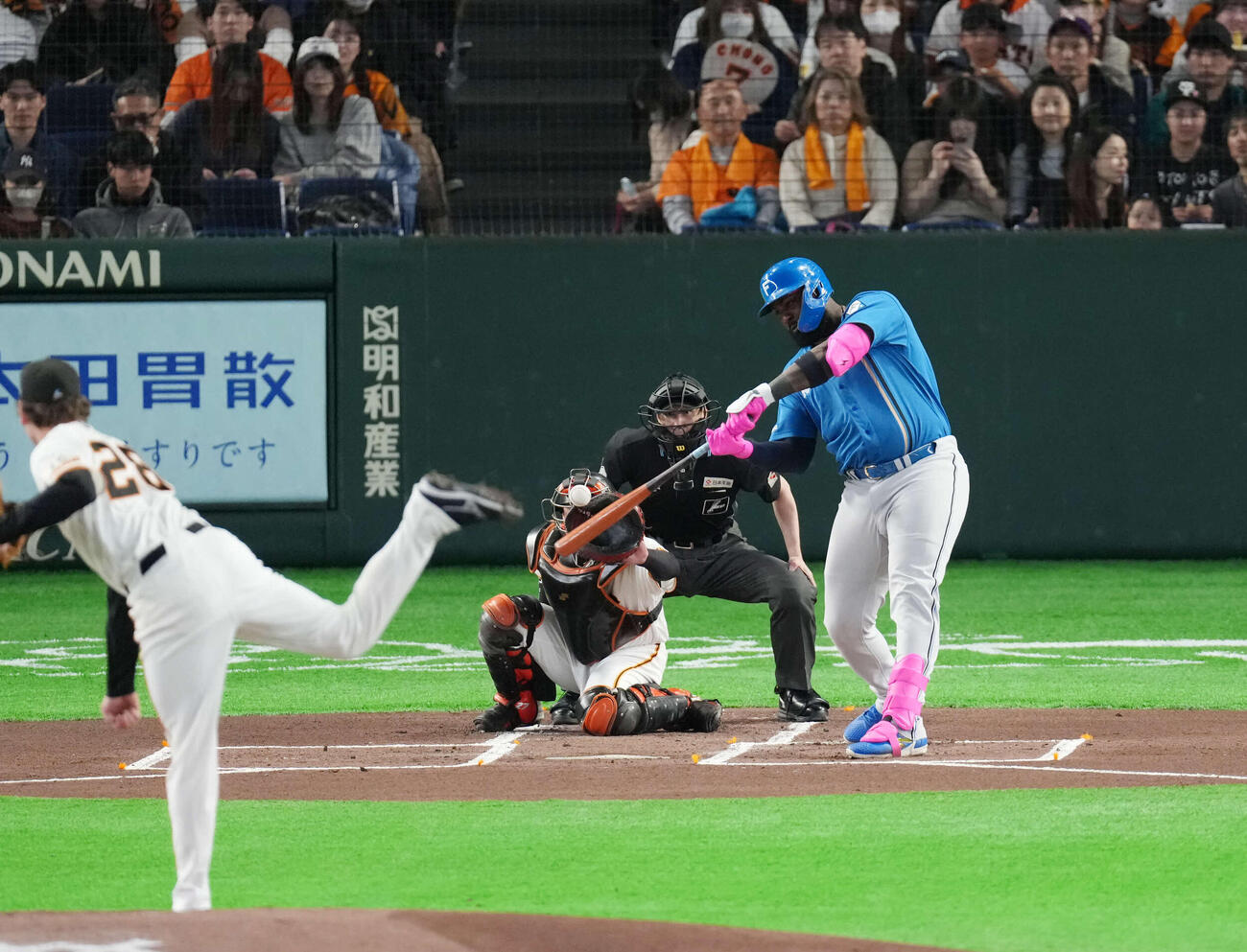 巨人対日本ハム　1回表日本ハム1死一塁、レイエスは2点本塁打を放つ。投手はハワード（撮影・増田悦実）