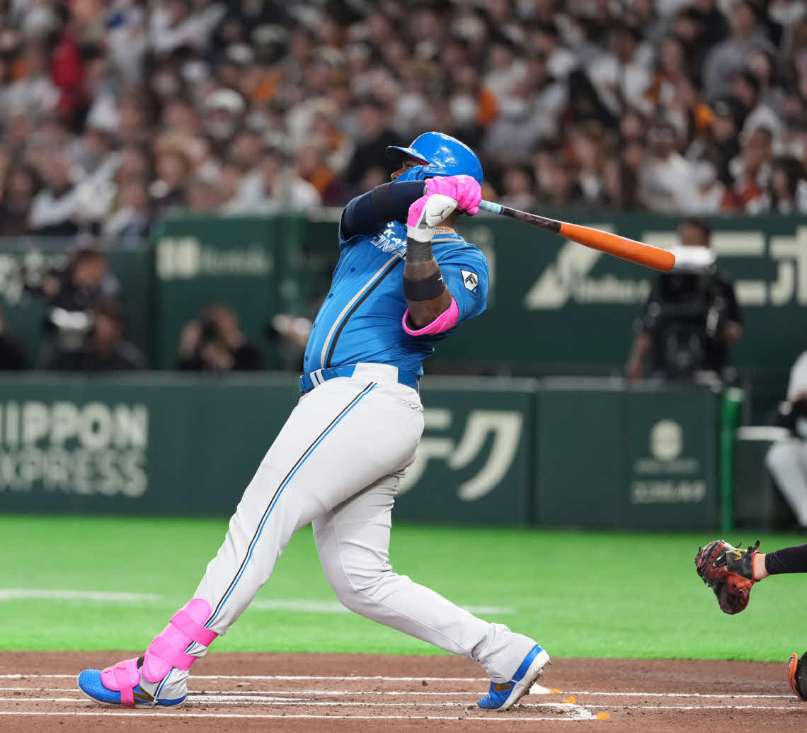 巨人対日本ハム　1回表日本ハム1死一塁、2点本塁打を放つレイエス（撮影・井上学