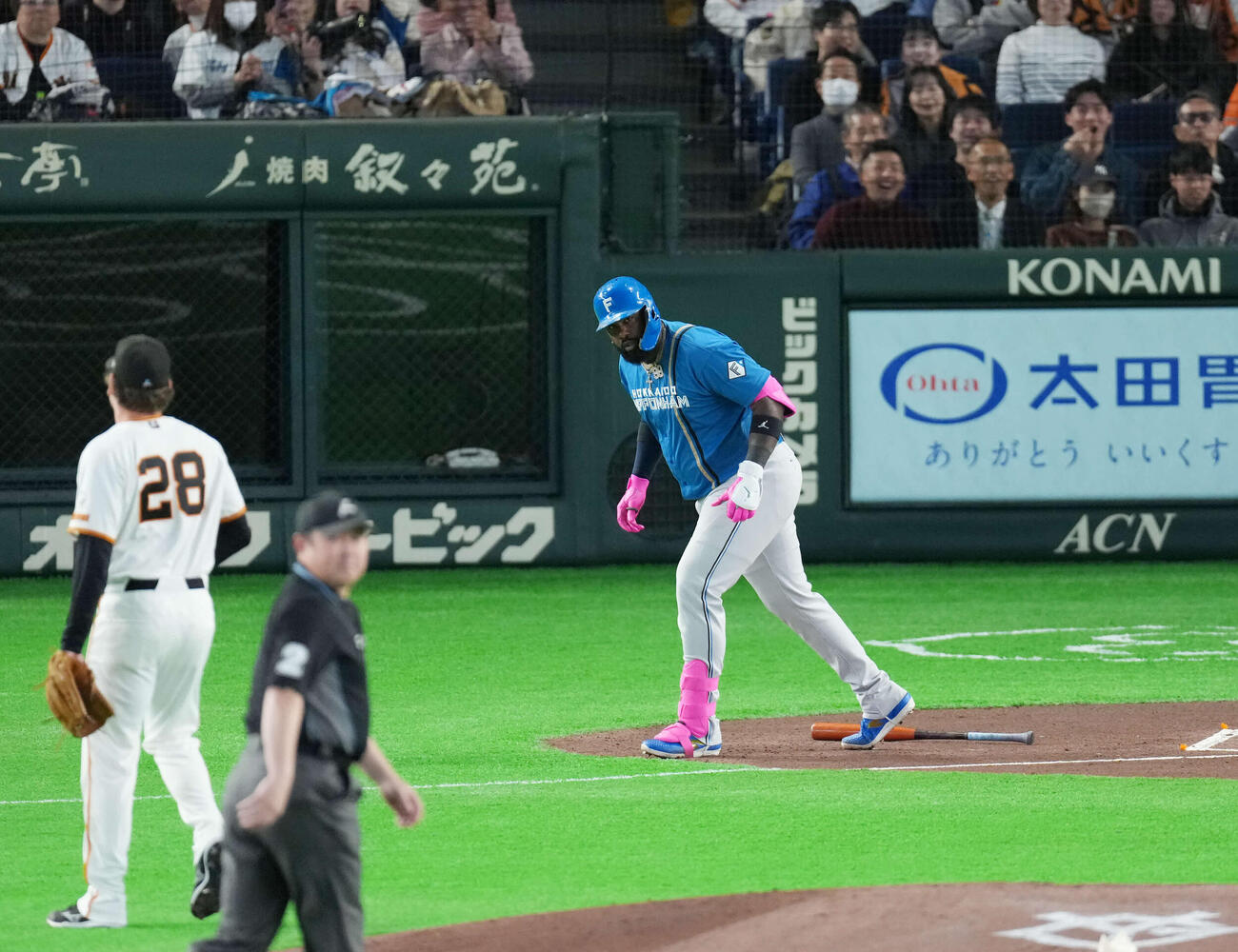 巨人対日本ハム　1回表日本ハム1死一塁、レイエスは2点本塁打を放つ。投手はハワード（撮影・増田悦実）