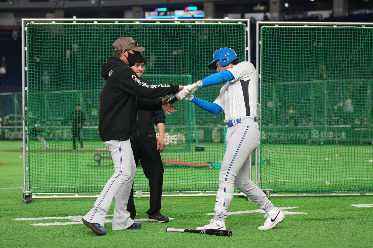 巨人対日本ハム　日本ハム新庄監督（左）は林家正の打撃指導をする（撮影・井上学）
