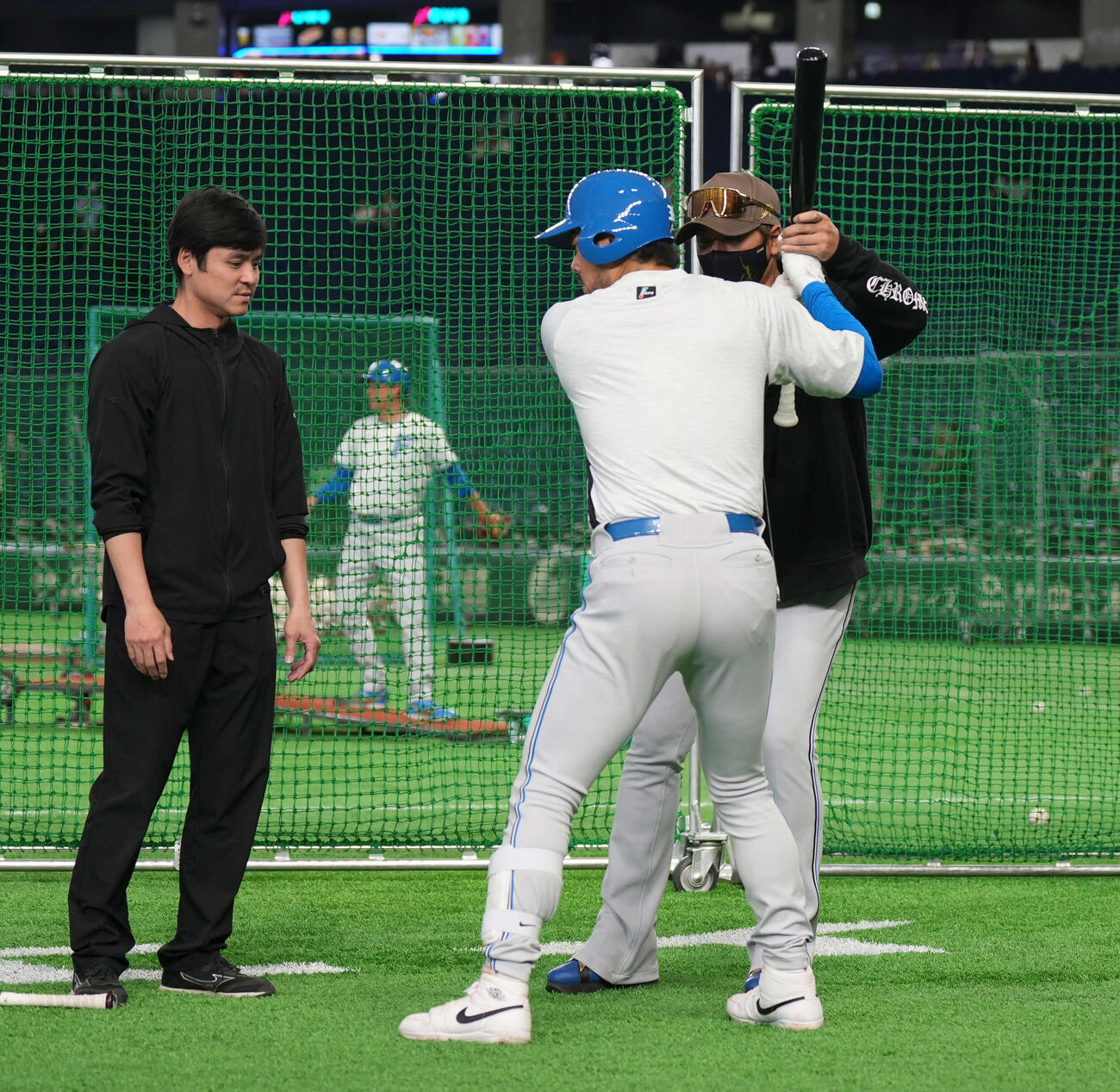 巨人対日本ハム　日本ハム新庄監督（左）は林家正の打撃指導をする（撮影・井上学）