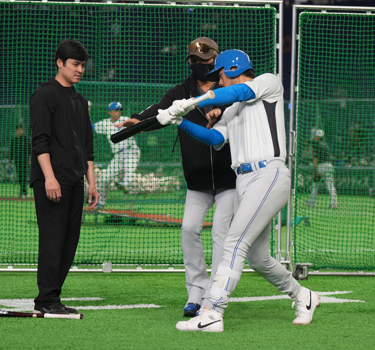 巨人対日本ハム　日本ハム新庄監督（中央）は林家正の打撃指導をする（撮影・井上学）