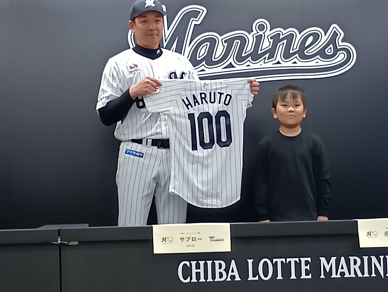 球団の社会貢献活動の一環で、千葉ロッテに入団した赤木陽音君（9）とサブロー監督（撮影・沢田啓太郎）