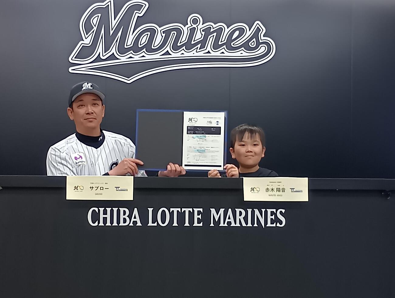 球団の社会貢献活動の一環で、千葉ロッテに入団した赤木陽音君（9）とサブロー監督（撮影・沢田啓太郎）