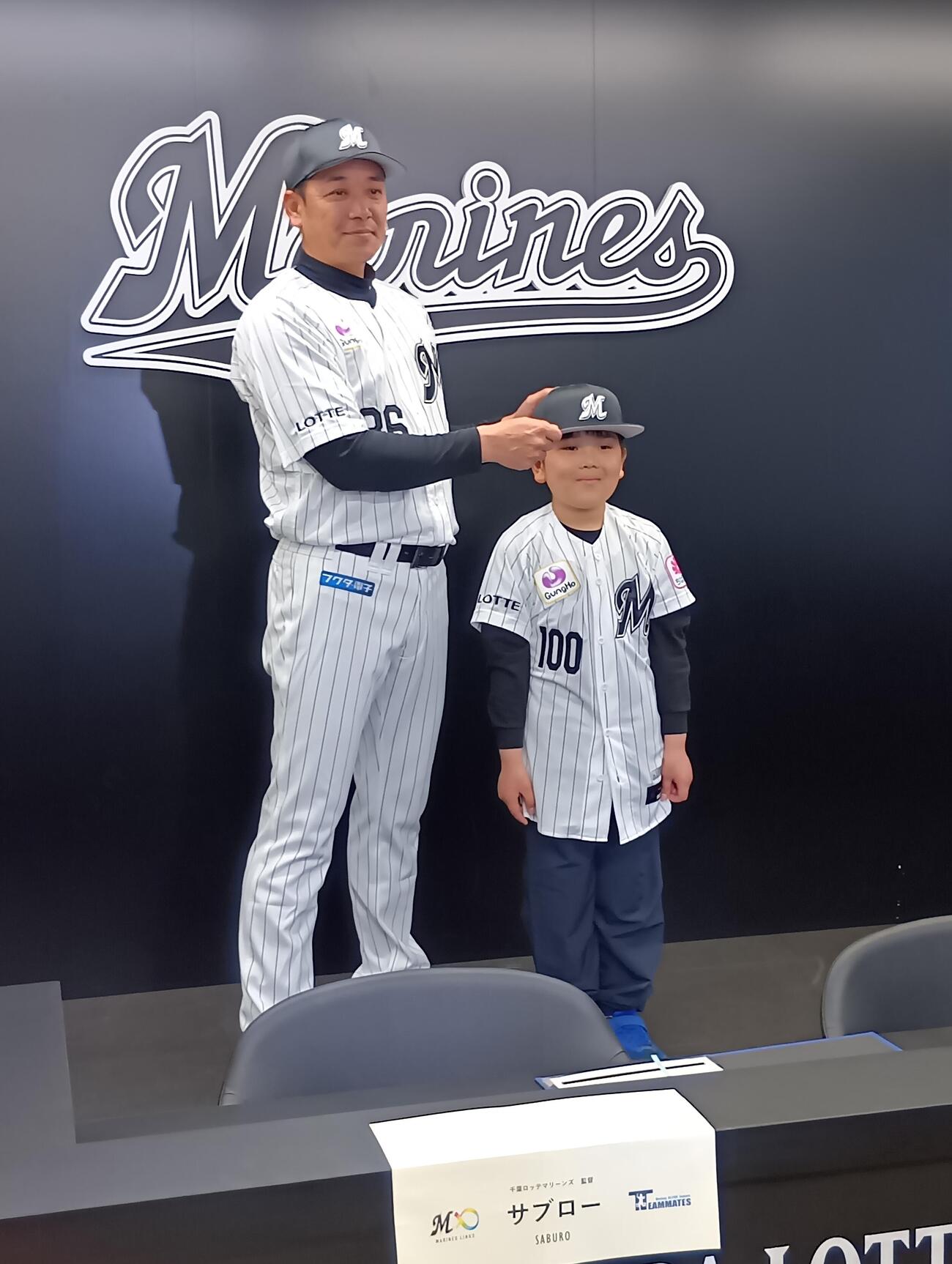 球団の社会貢献活動の一環で、千葉ロッテに入団した赤木陽音君（9）とサブロー監督（撮影・沢田啓太郎）