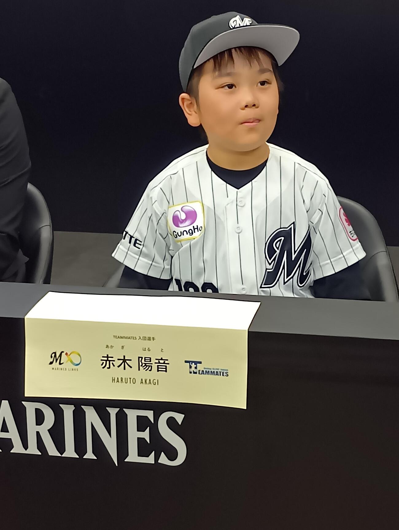 球団の社会貢献活動の一環で、千葉ロッテに入団した赤木陽音君（9）は報道陣の質問に堂々と答える（撮影・沢田啓太郎）