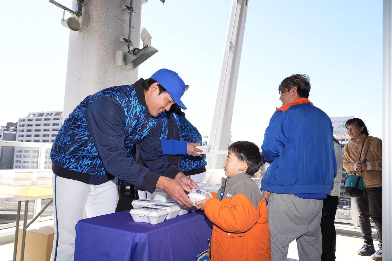 「BAY BLUE BATON PROJECT」の一環として、青星寮カレーお渡し会が行われた（球団提供）