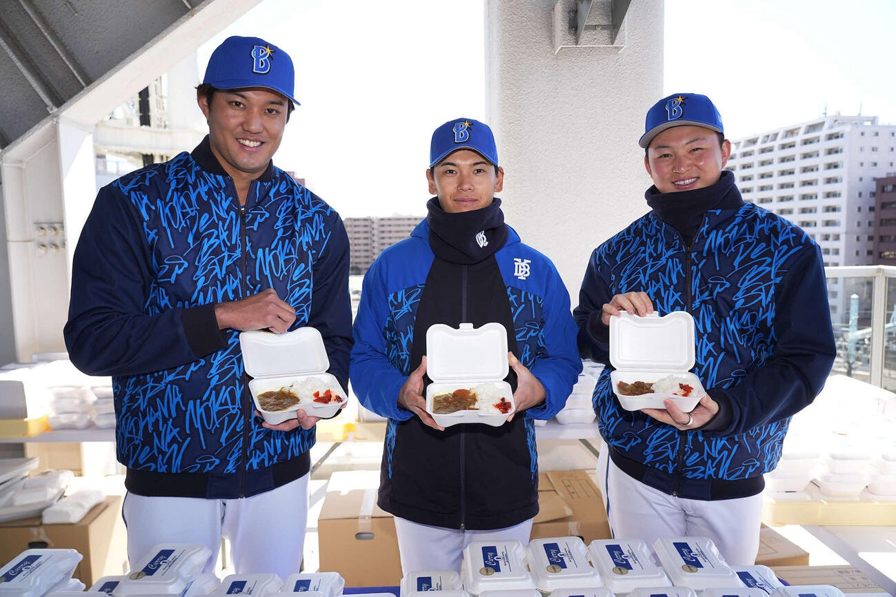 「BAY BLUE BATON PROJECT」の一環として、青星寮カレーお渡し会が行われた（球団提供）