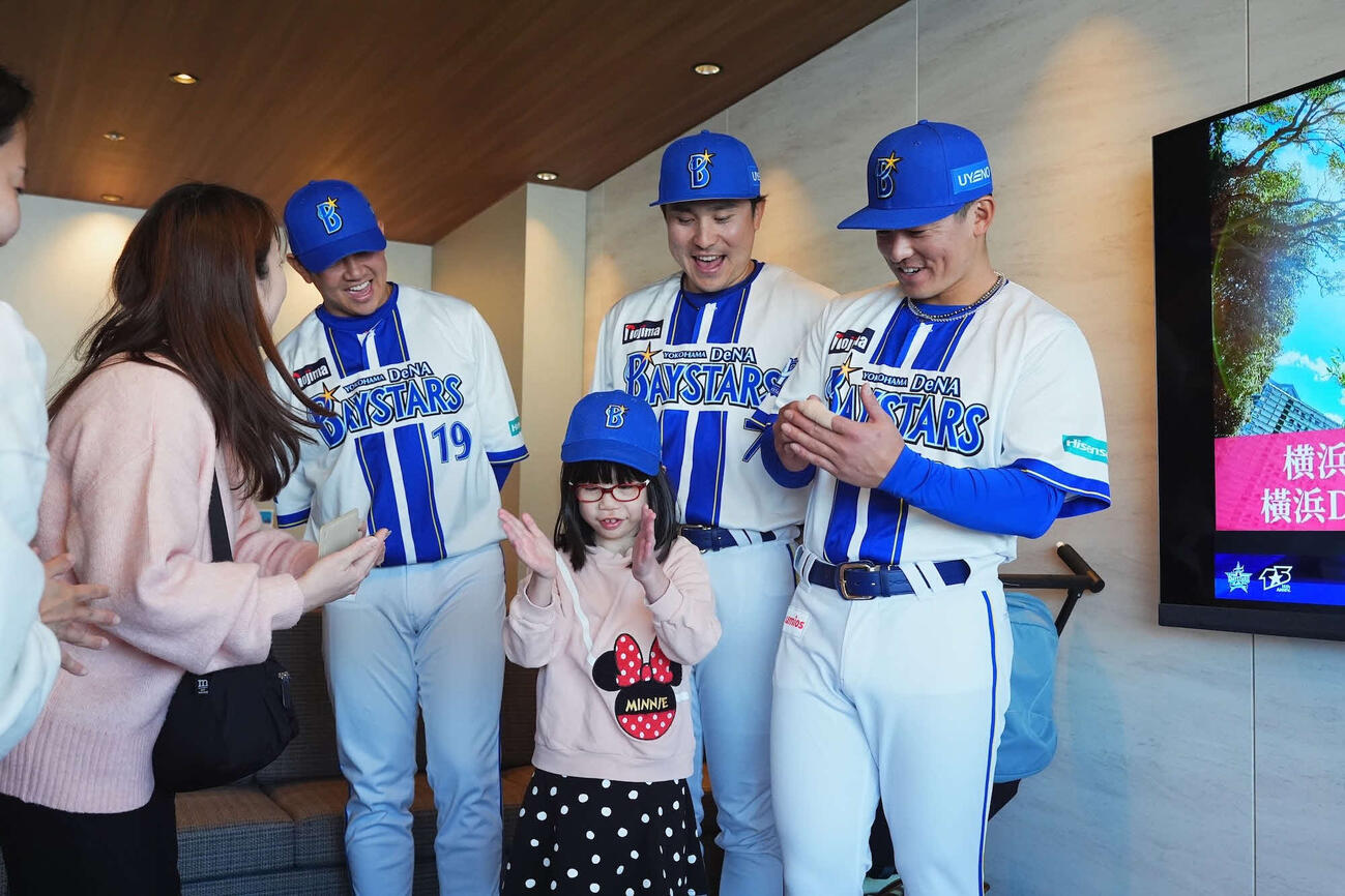 「BAY BLUE BATON PROJECT」の一環として、感覚過敏がある子どもたちが個室観覧席に招待され、試合前には選手と交流した（球団提供）