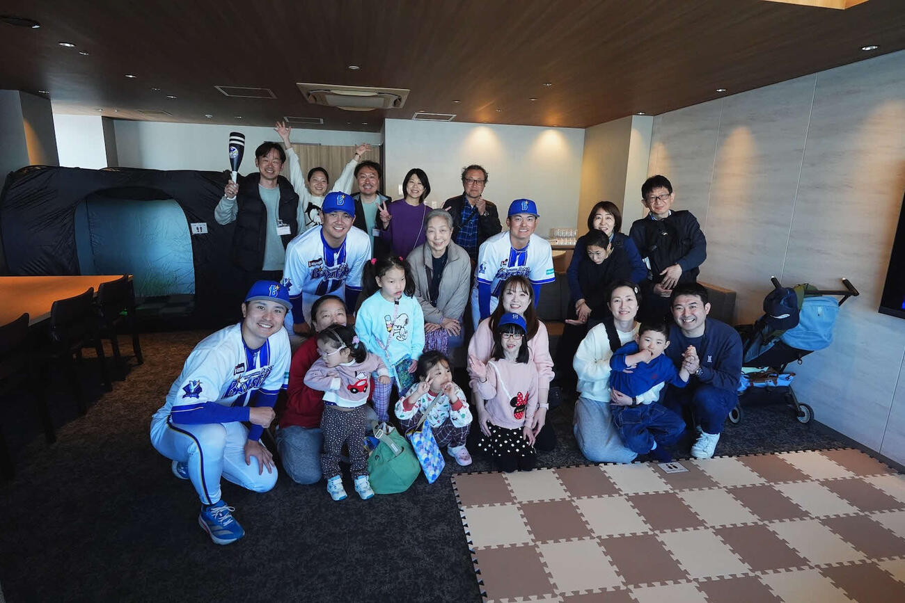 「BAY BLUE BATON PROJECT」の一環として、感覚過敏がある子どもたちが個室観覧席に招待され、試合前には選手と交流した（球団提供）