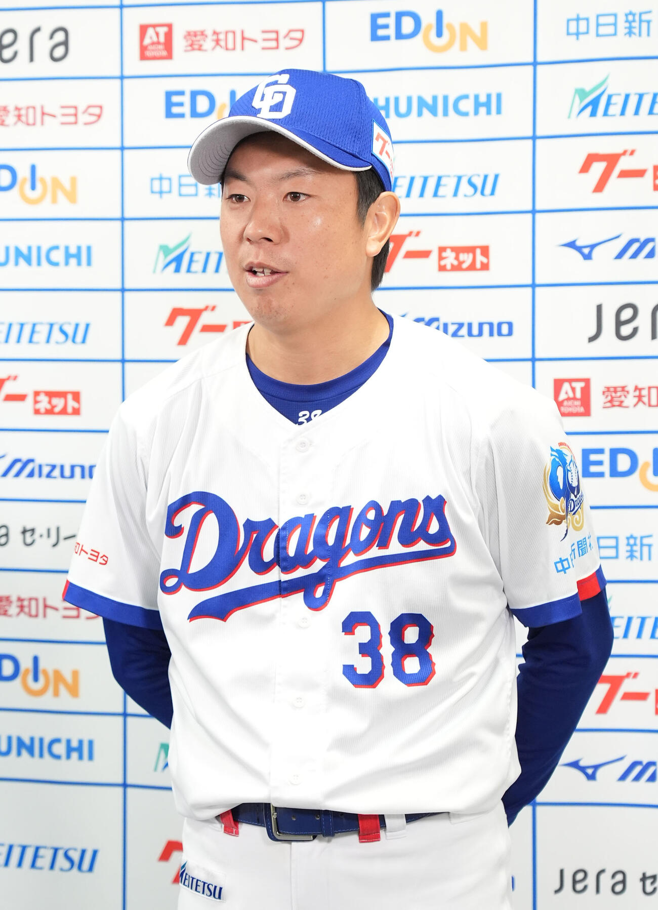 中日対楽天　試合前、松葉は私設応援団代表者へ活動支援の目録を手渡し取材に応じる（撮影・森本幸一）