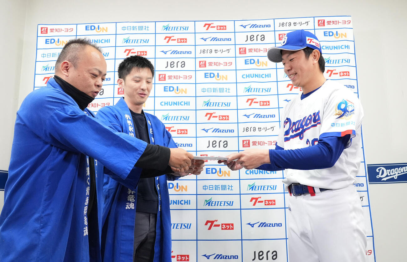 中日対楽天　試合前、松葉（右）は私設応援団代表者へ活動支援の目録を手渡す（撮影・森本幸一）