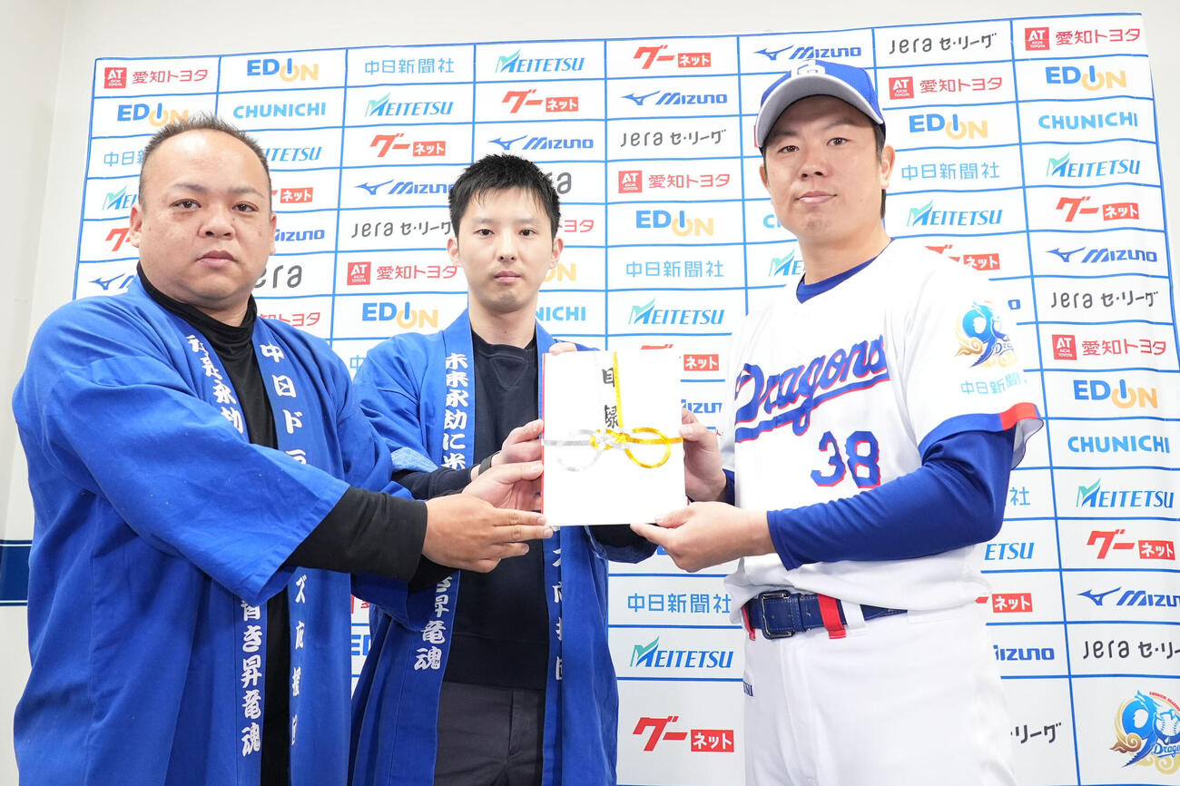 中日対楽天　試合前、松葉（右）は私設応援団代表者へ活動支援の目録を手渡す（撮影・森本幸一）