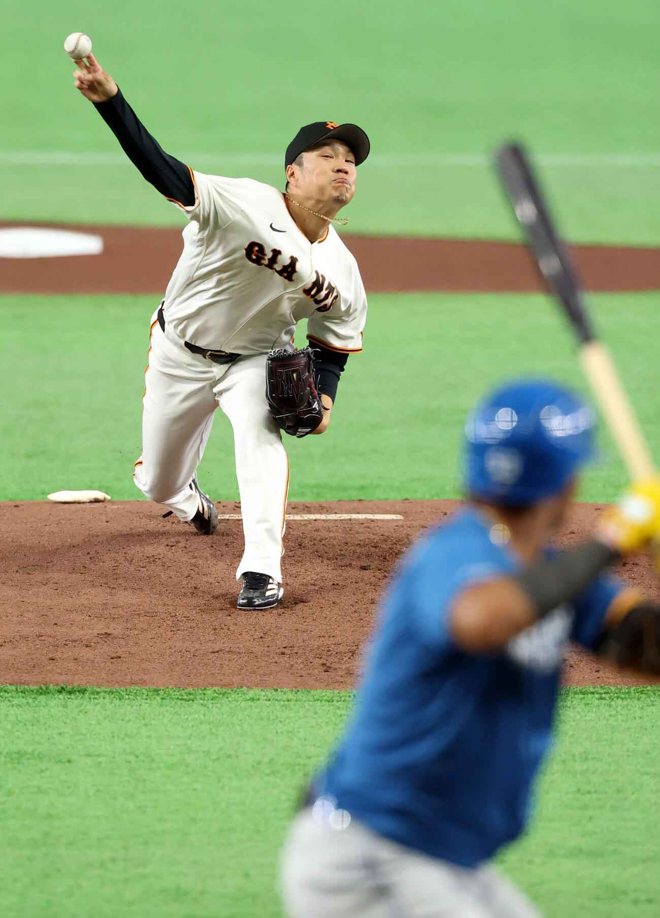 巨人対日本ハム　力投する巨人先発の則本。打者水谷（撮影・浅見桂子）