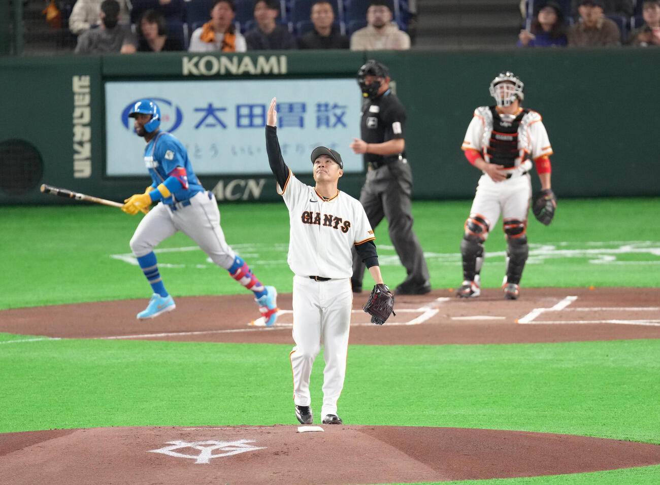 巨人対日本ハム　1回表日本ハム1死一塁、カストロを右飛に仕留めた則本（撮影・足立雅史）