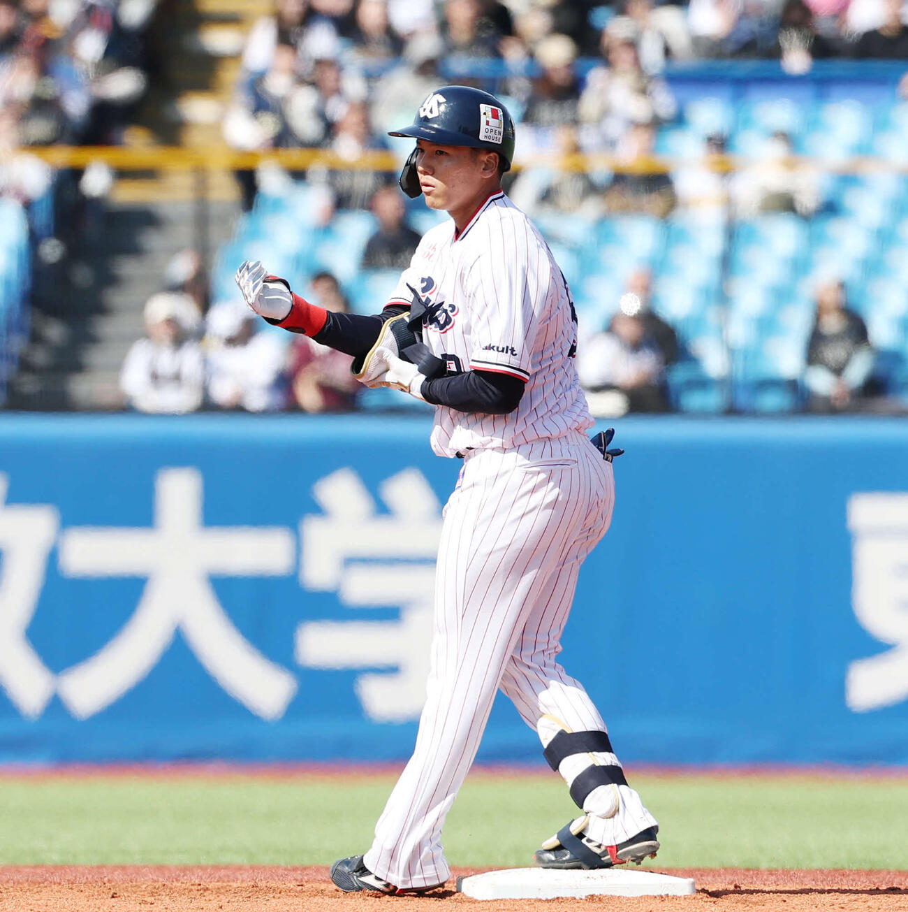 ヤクルト対オリックス　2回裏ヤクルト2死一、二塁、左2点適時二塁打を放った橋本（撮影・宮地輝）