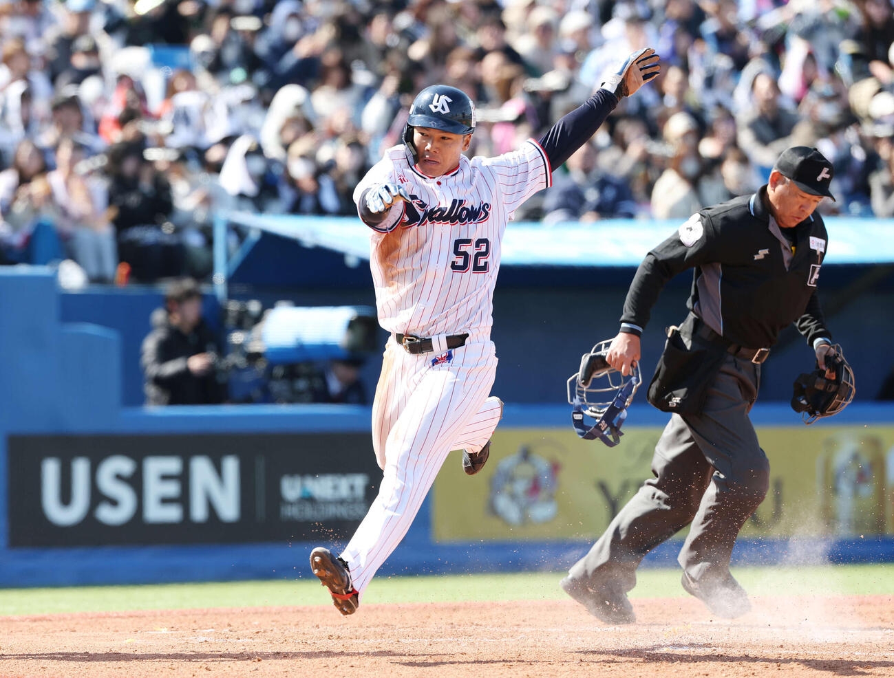 ヤクルト対オリックス　2回裏ヤクルト2死二塁、岩田の中適時二塁打で生還する橋本（撮影・宮地輝）
