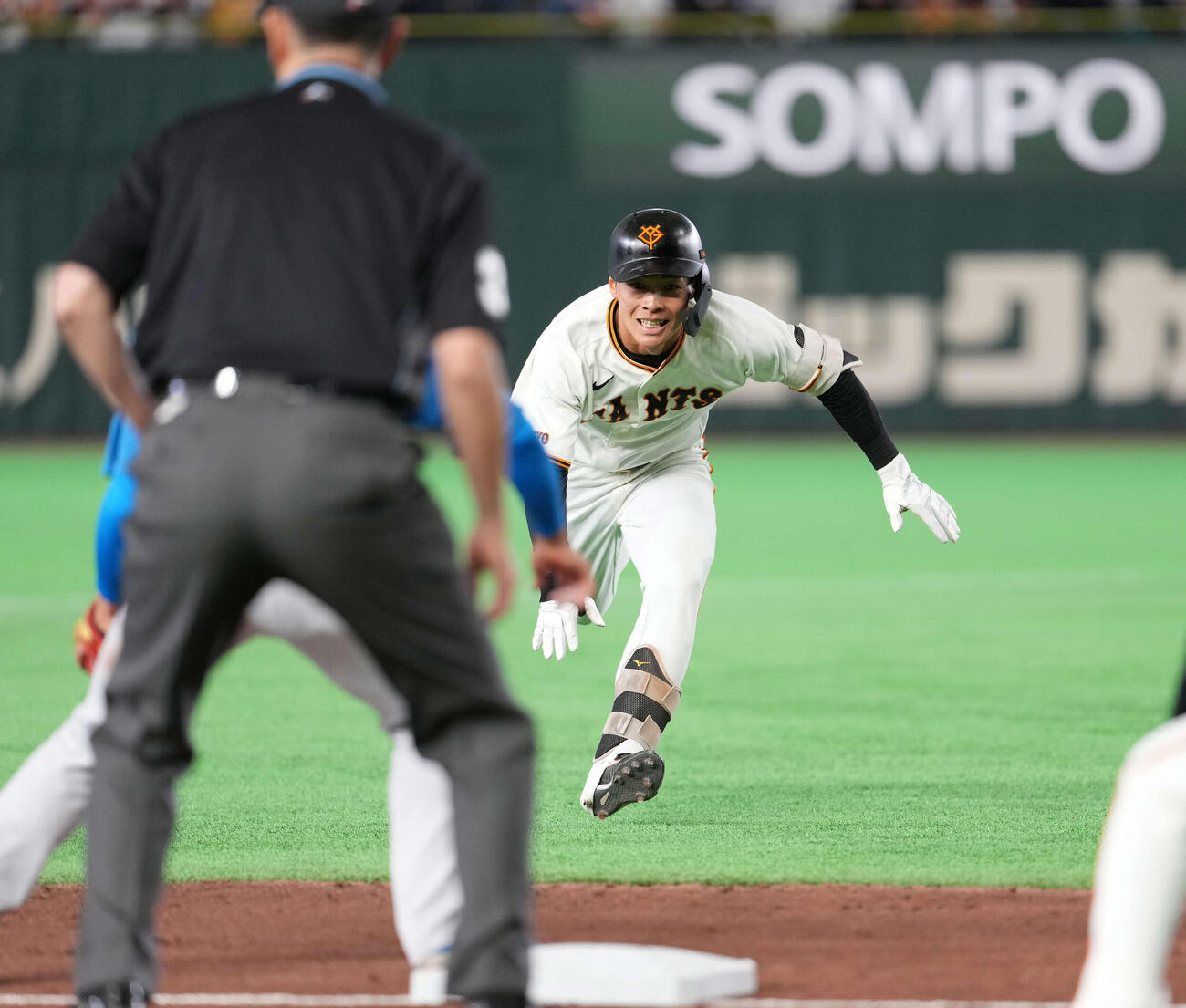 巨人対日本ハム　3回裏巨人無死一塁、適時三塁打を放つ平山（撮影・井上学）
