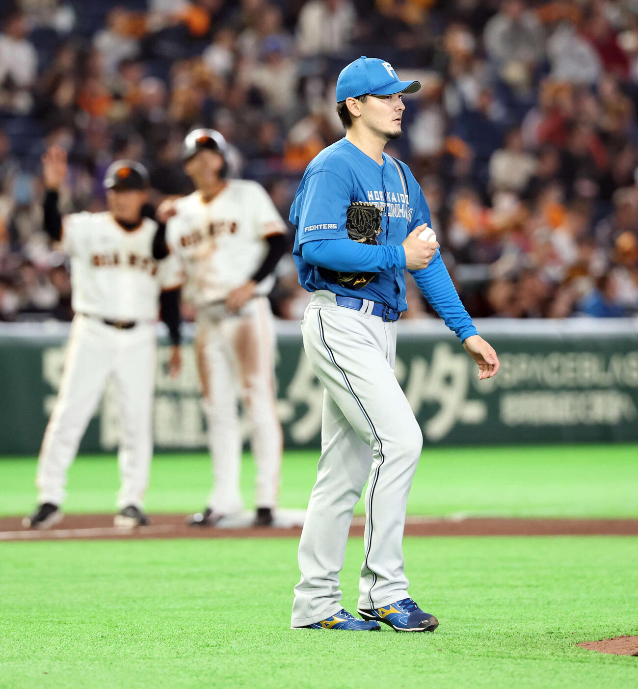 巨人対日本ハム　3回裏巨人無死一塁、平山（後方）に先制適時三塁打を許した有原（撮影・浅見桂子）