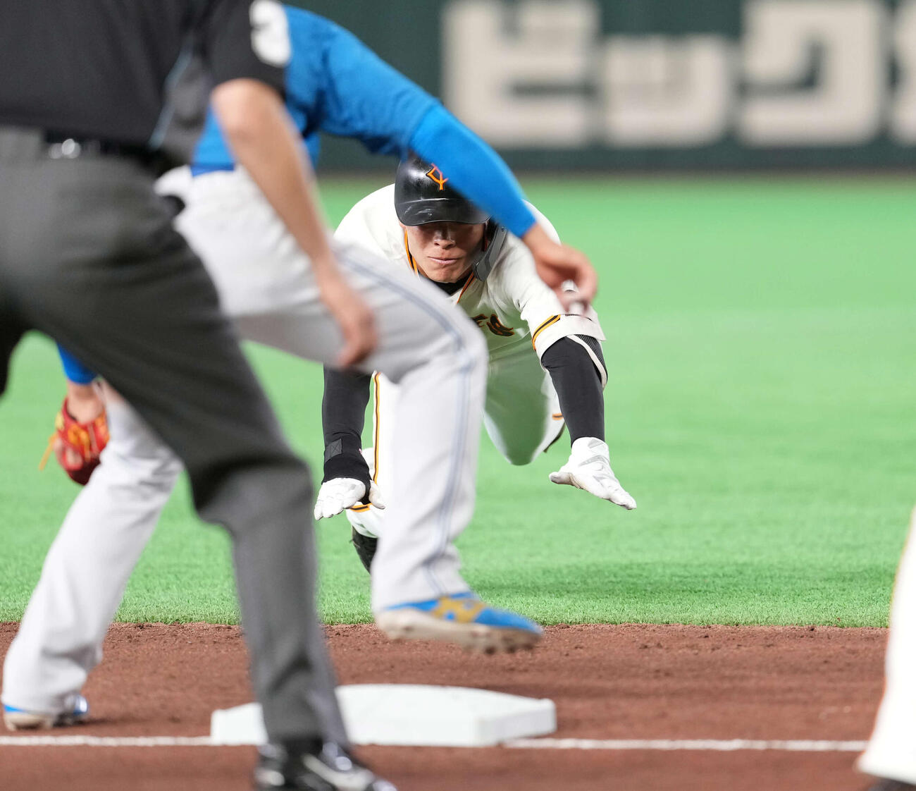 巨人対日本ハム　3回裏巨人無死一塁、適時三塁打を放つ平山（撮影・井上学）