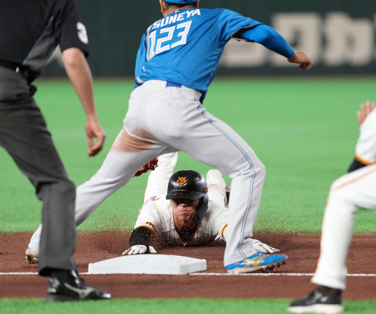 巨人対日本ハム　3回裏巨人無死一塁、適時三塁打を放つ平山（撮影・井上学）