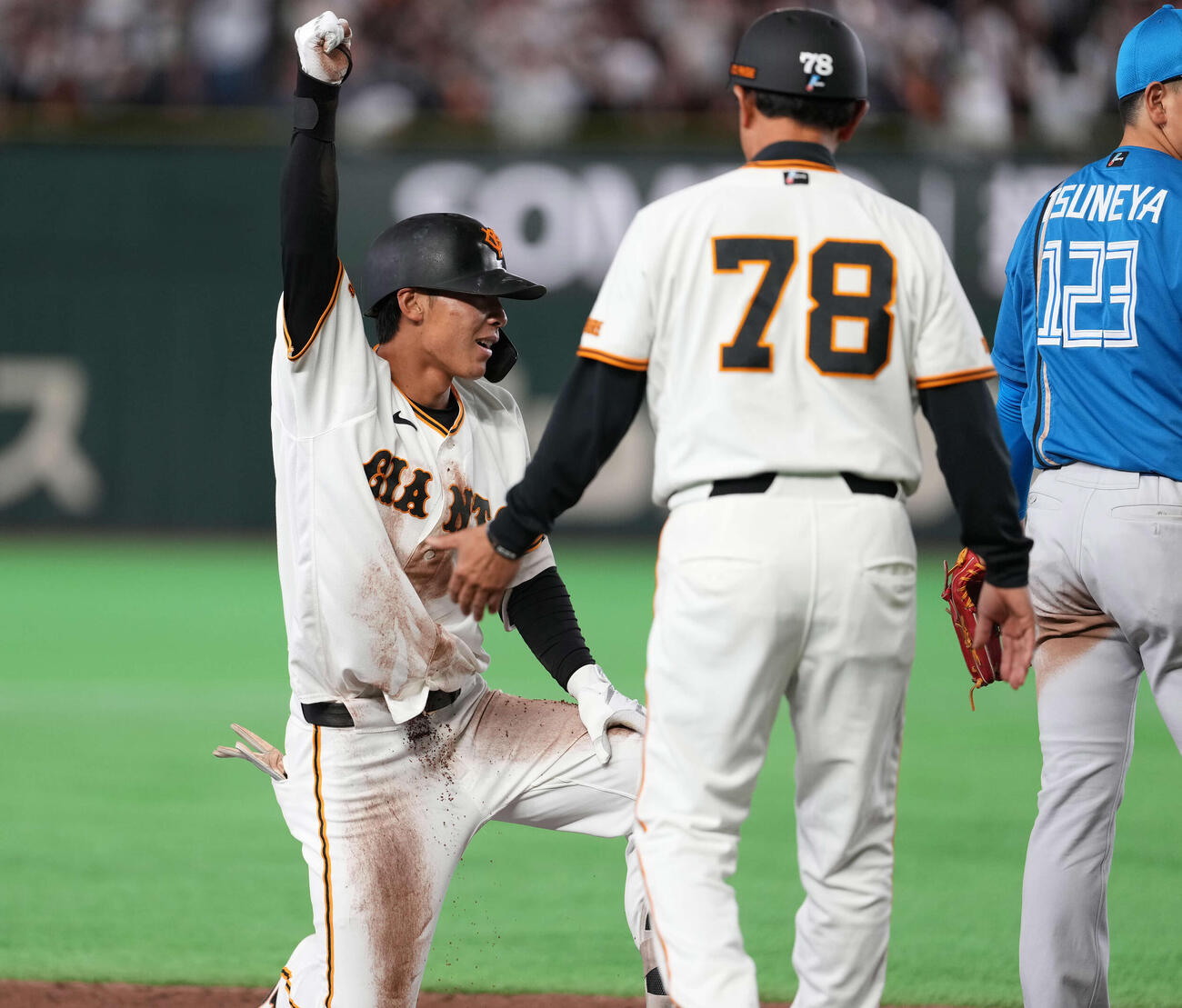巨人対日本ハム　3回裏巨人無死一塁、適時三塁打を放つ平山（撮影・井上学）
