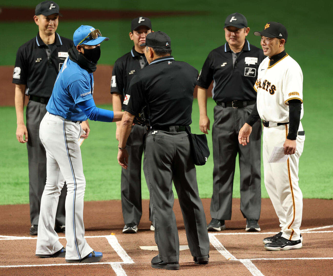 巨人対日本ハム　メンバー最終確認であいさつする日本ハム新庄監督（左）と巨人阿部監督（撮影・浅見桂子）