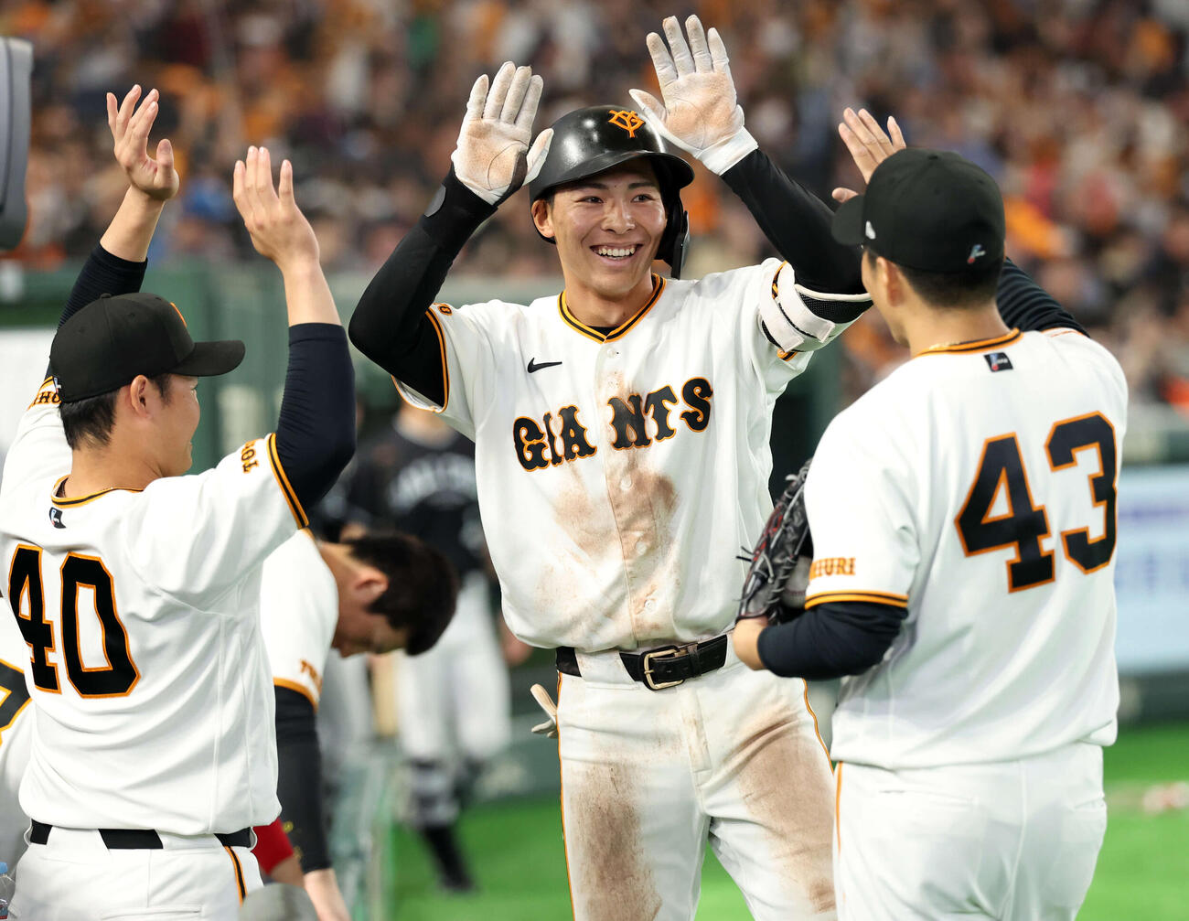 巨人対日本ハム　4回裏巨人2死、中越えソロ本塁打を放った平山（中央）は笑顔で則本（右）らナインとハイタッチ（撮影・浅見桂子）