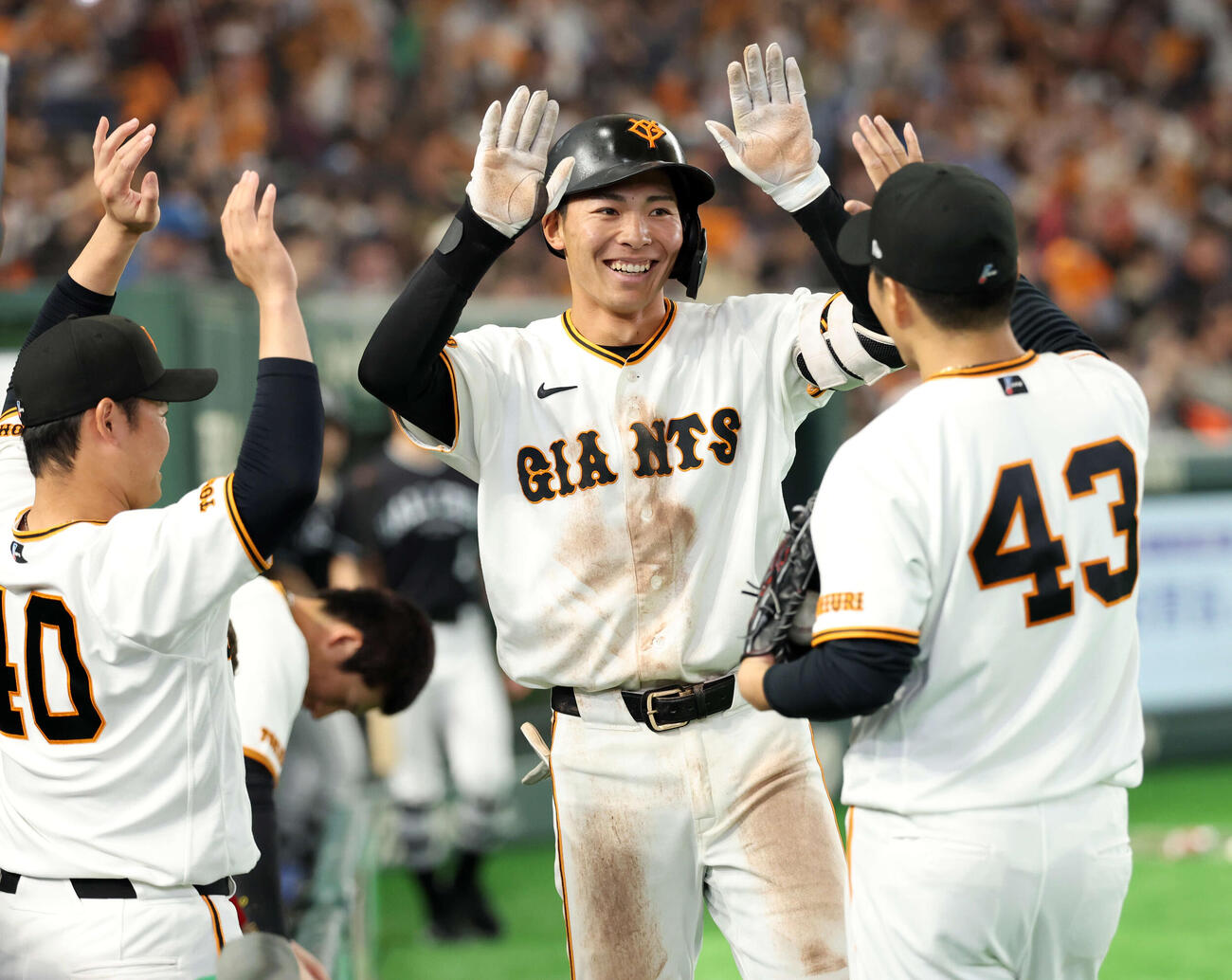 巨人対日本ハム　4回裏巨人2死、中越えソロ本塁打を放った平山（中央）は笑顔で則本（右）らナインとハイタッチ（撮影・浅見桂子）