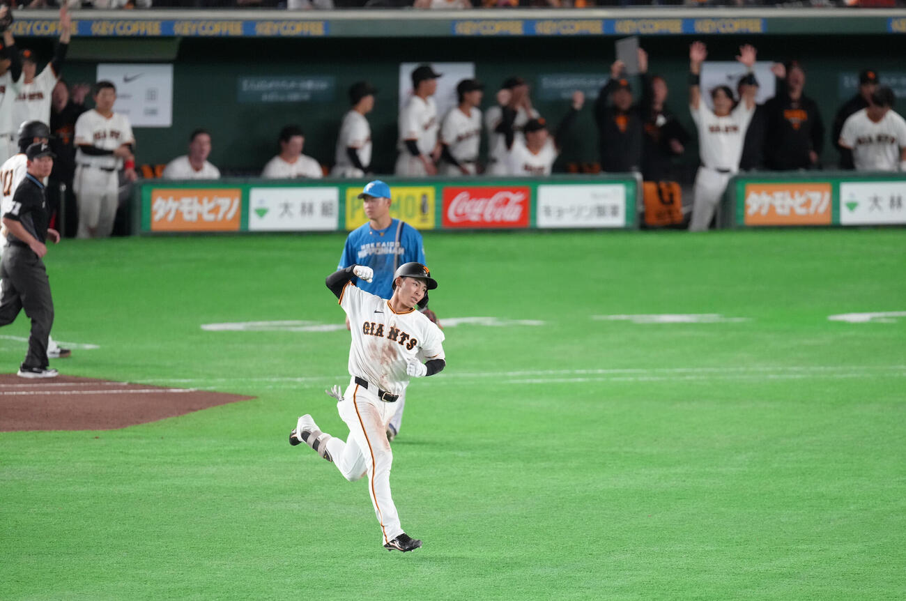 巨人対日本ハム　4回裏巨人2死、平山は左越え本塁打を放ちガッツポーズ（撮影・足立雅史）