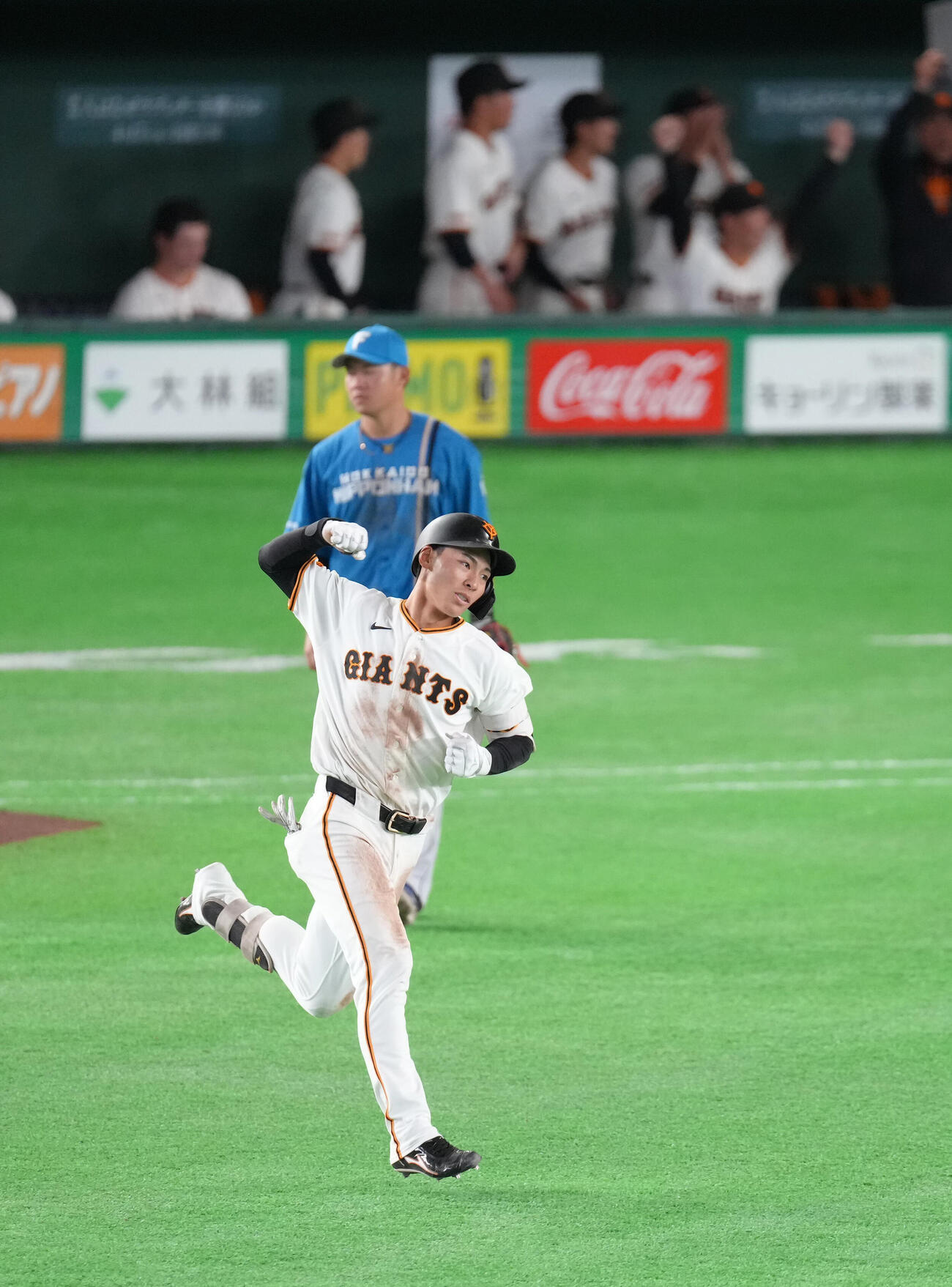 巨人対日本ハム　4回裏巨人2死、平山は左越え本塁打を放ちガッツポーズ（撮影・足立雅史）