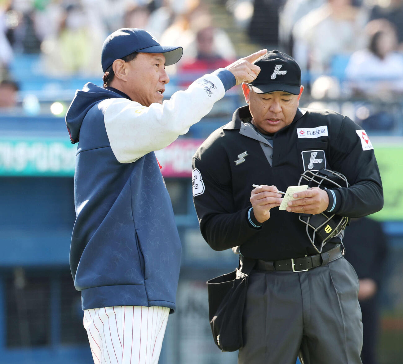 ヤクルト対オリックス　7回表、選手交代を告げるヤクルト池山監督（撮影・宮地輝）