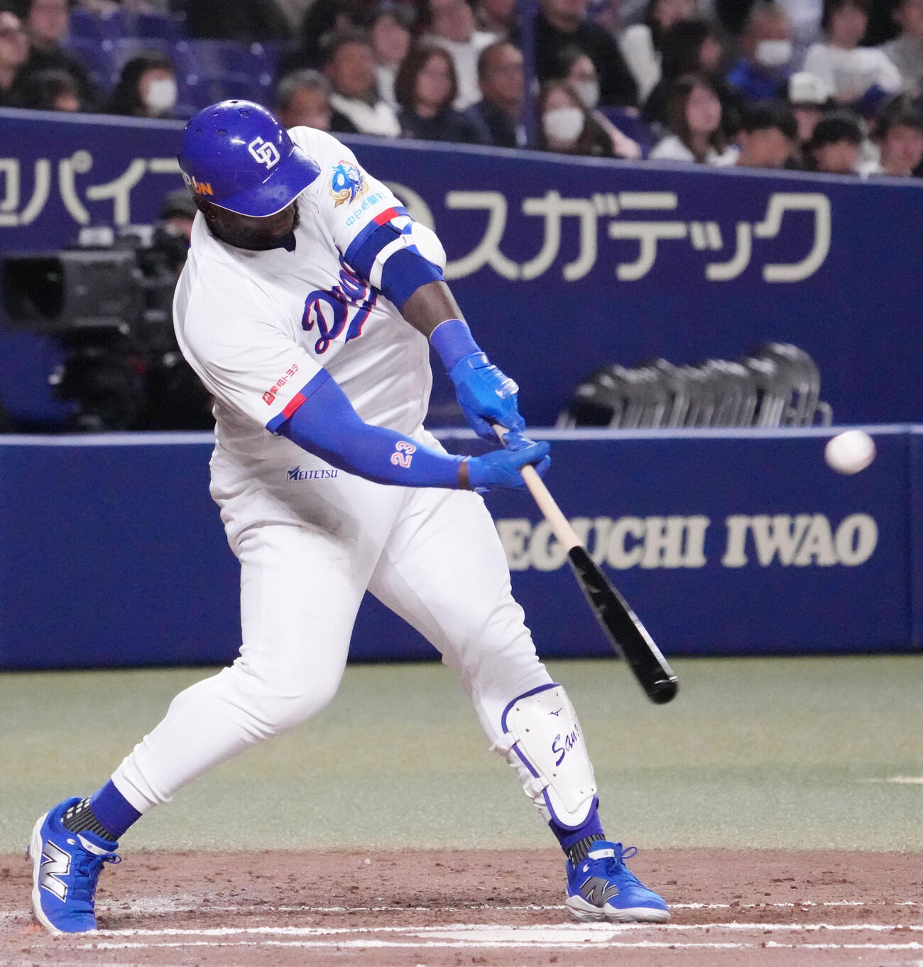 中日対楽天　6回裏中日1死一塁、右越え2点本塁打を放つサノー（撮影・森本幸一）