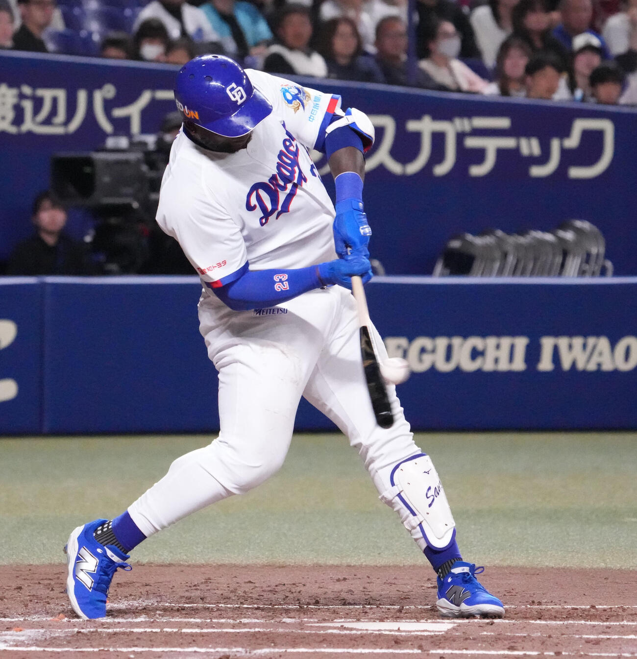 中日対楽天　2回裏中日無死一、二塁、左前打を放つサノー（撮影・森本幸一）