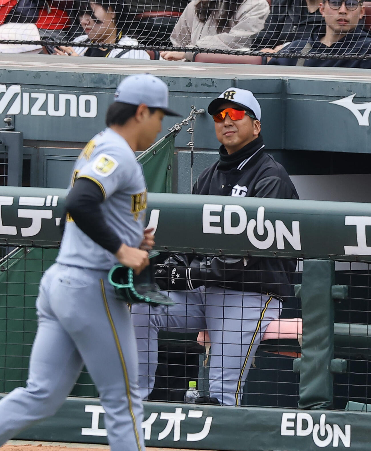 広島対阪神　ベンチで戦況を見守る藤川監督。左は降板する工藤（撮影・上田博志）