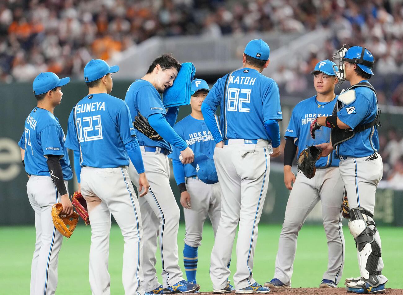 巨人対日本ハム　3回裏巨人2死満塁、汗を拭う有原（中央）（撮影・井上学）